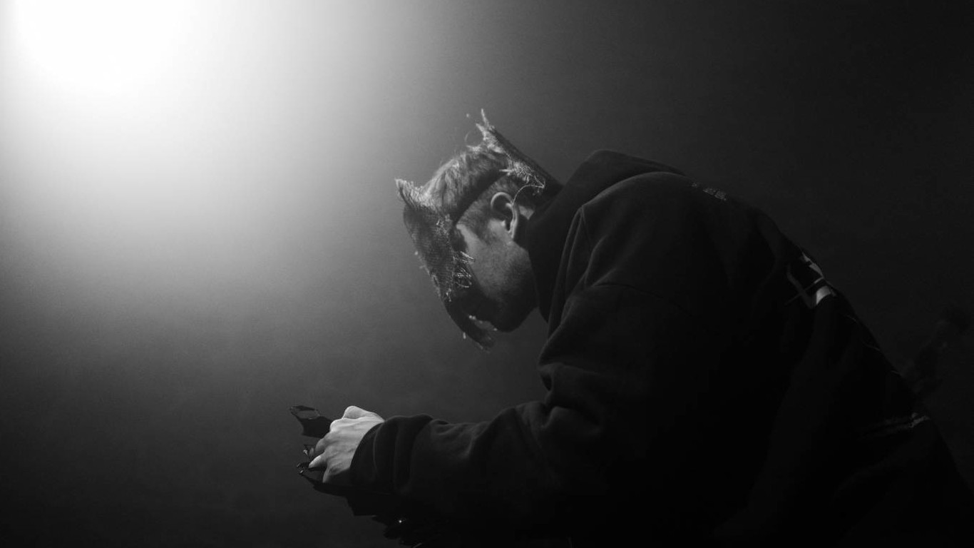 A picture of a person in a mask from the play Edu do Magadanu